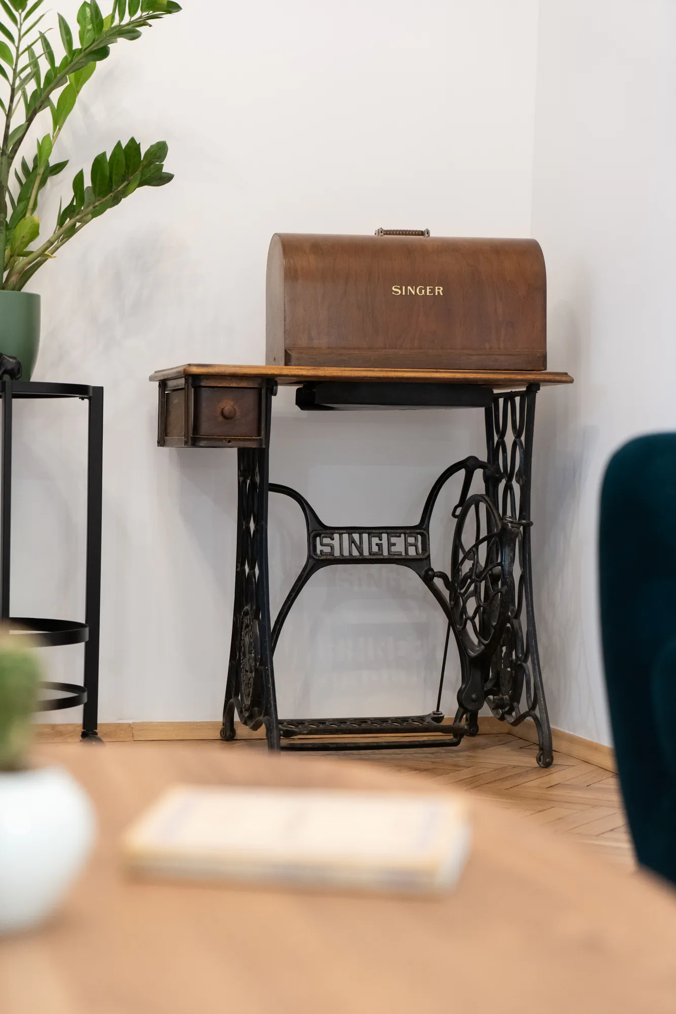 Living room detail: vintage Singer sewing machine used as a console